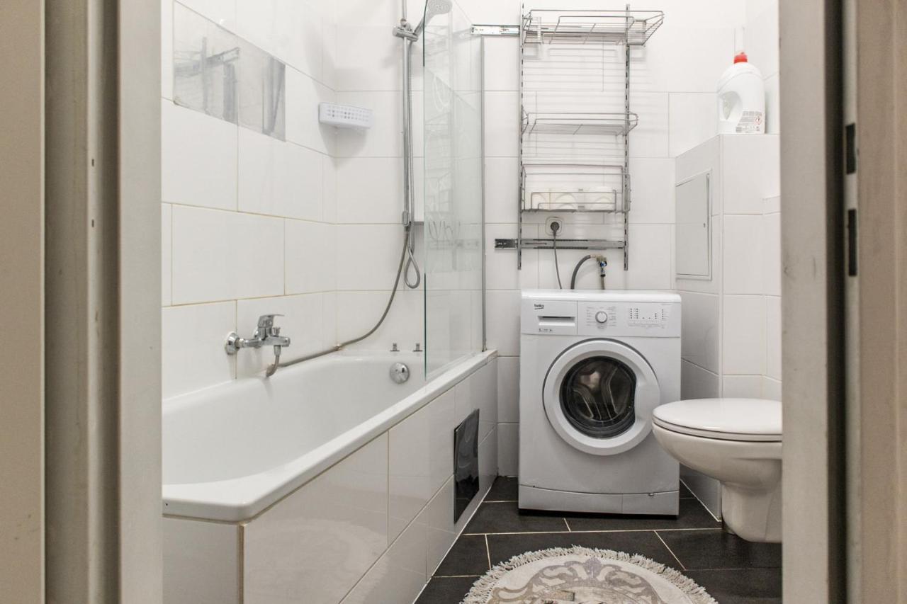 Joyful 2Br Shared Apt Near Millenium Tower & Danube River Wien Eksteriør billede